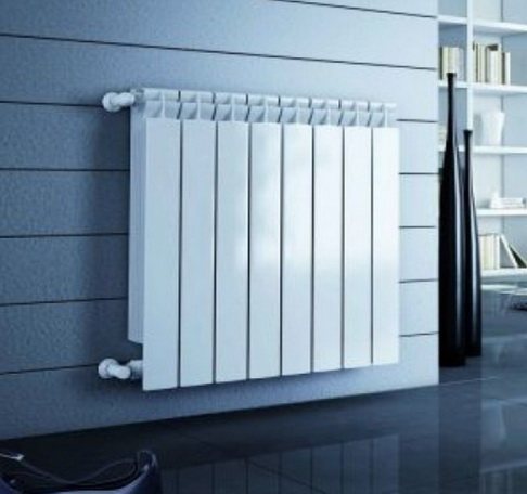 Radiateurs en aluminium sur le mur