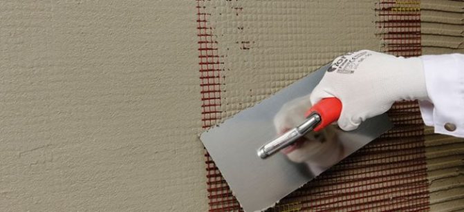 La couche de renfort est appliquée sur l'isolant dans une couche de plâtre