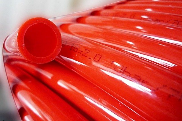 Le plus souvent, dans les conditions d'un bâtiment résidentiel ordinaire, des tuyaux d'un diamètre de 16 mm sont plus que suffisants pour le chauffage par le sol.