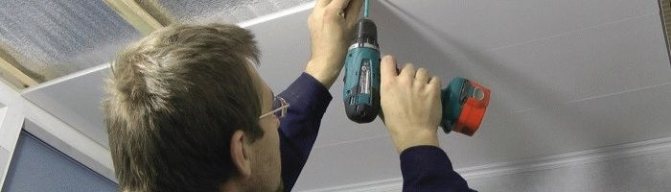 Comment fixer l'isolant au plafond