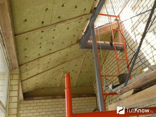 Comment fixer l'isolant au plafond