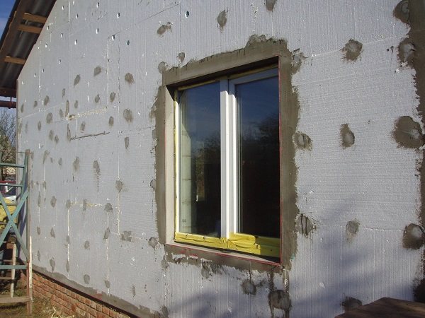 Comment coller de la mousse de polystyrène sur un plafond en béton