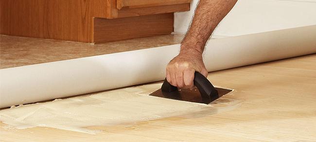 comment coller de la mousse de polystyrène sur du béton