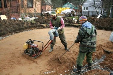 Comment tasser le sable sous la fondation?