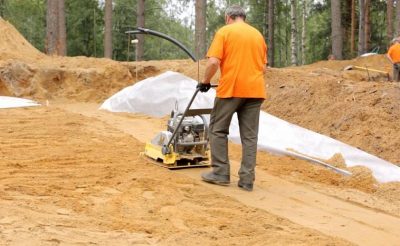 Comment tasser le sable sous la fondation?