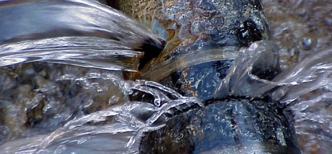 Comment réparer une fissure dans un tuyau d'égout en fonte