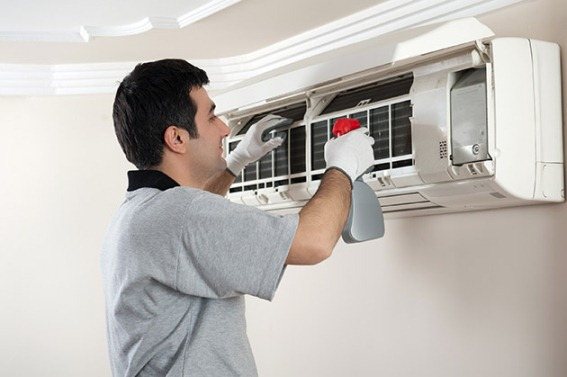 Nettoyage de bricolage d'un climatiseur domestique