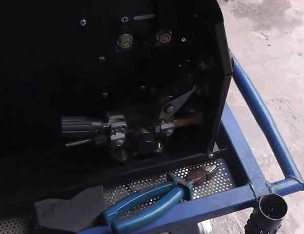 Nettoyage de l'appareil semi-automatique de soudage bricolage
