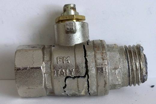 Que faire en cas de fuite de la batterie de chauffage: méthodes de dépannage