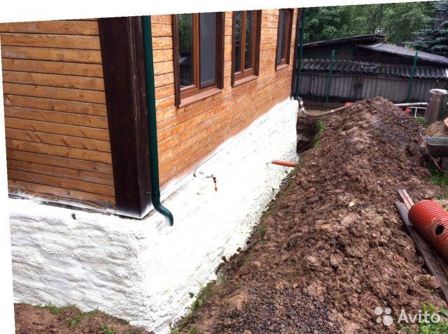 Socle d'une maison avec isolation pulvérisée
