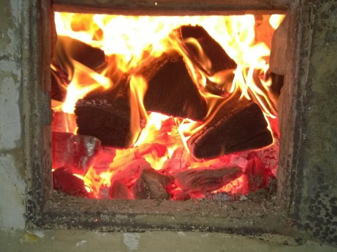 La couleur de la flamme dans la chambre de combustion doit être correcte