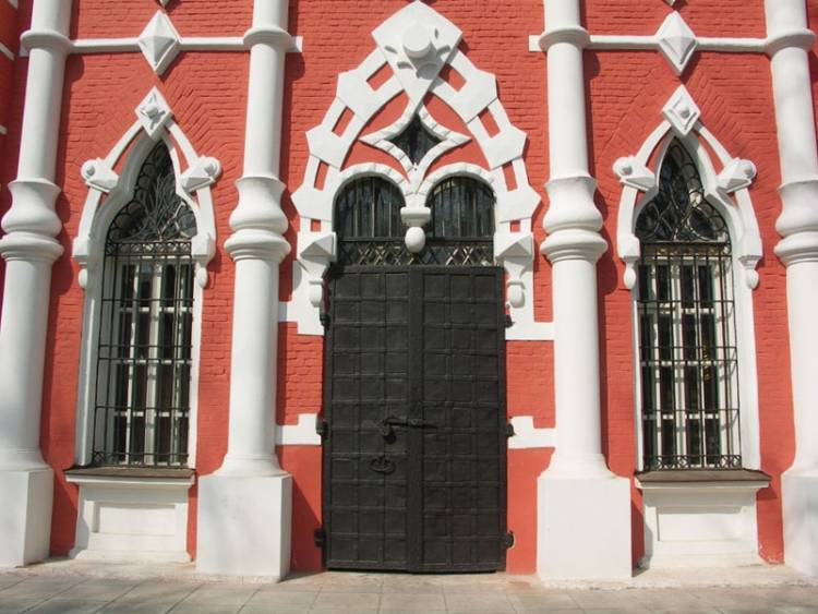 DÉCOR DE LA FAÇADE D'UNE MAISON DE PERSONNEL EN MOUSSE RENFORCÉE