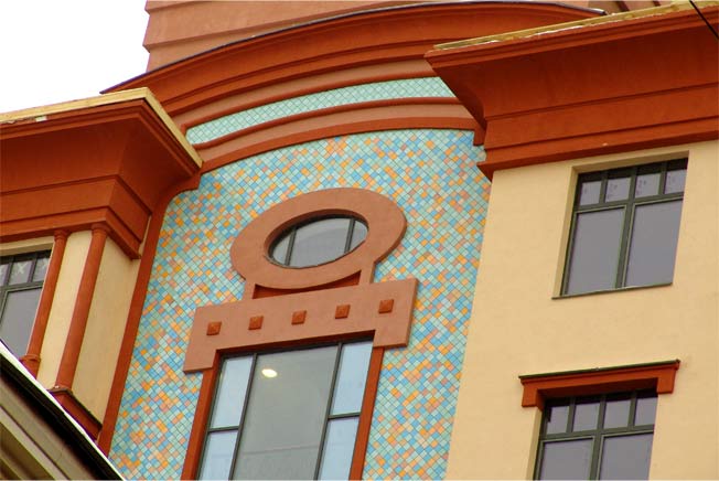 DÉCOR DE LA FAÇADE D'UNE MAISON DE PERSONNEL EN MOUSSE RENFORCÉE