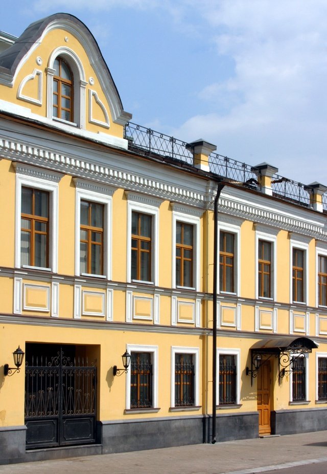 DÉCOR DE LA FAÇADE D'UNE MAISON DE PERSONNEL EN MOUSSE RENFORCÉE