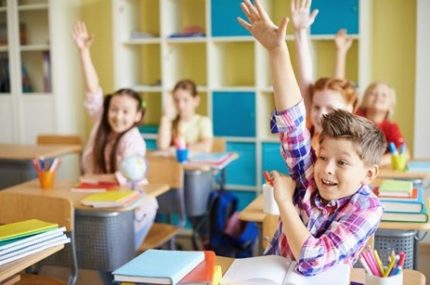 Enfants dans une leçon à l & # 39; école