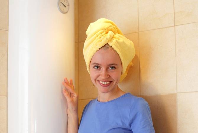 Fille sous la douche près de la chaudière