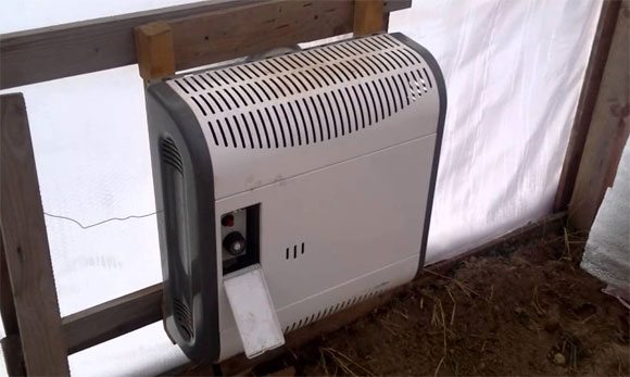 Pour chauffer la serre, un convecteur fonctionnant au gaz liquéfié peut être utilisé