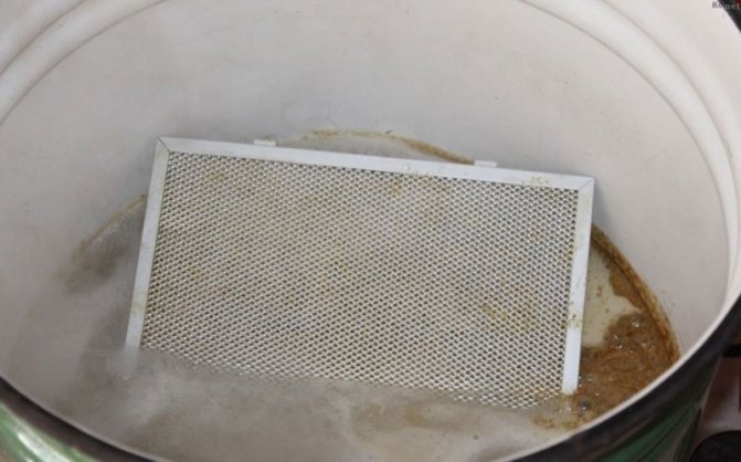 Un grand récipient est nécessaire pour faire tremper le filtre.