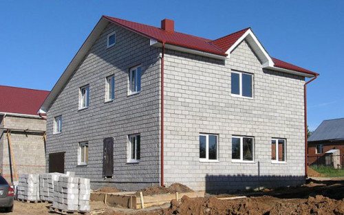 Une maison en béton d'argile expansée est construite plus rapidement qu'une maison en brique, et le bâtiment fini est durable et de haute qualité.