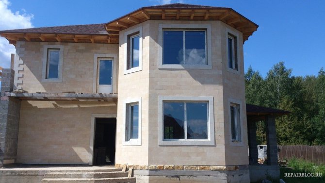 Maison de blocs de béton d'argile expansée