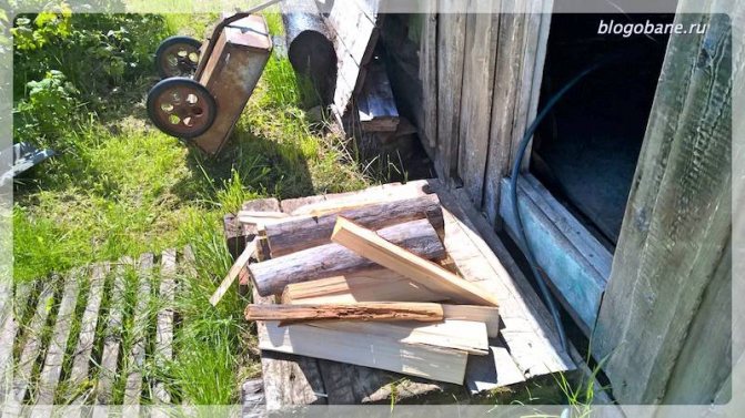 bois de chauffage près du bain