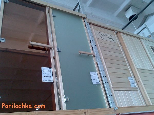 Portes de différents matériaux dans un magasin pour un bain