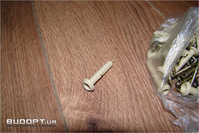 Cheville lors de l'installation d'un isolant recouvert d'une feuille