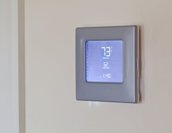Une version électronique du thermostat qui contrôle le fonctionnement du chauffage infrarouge
