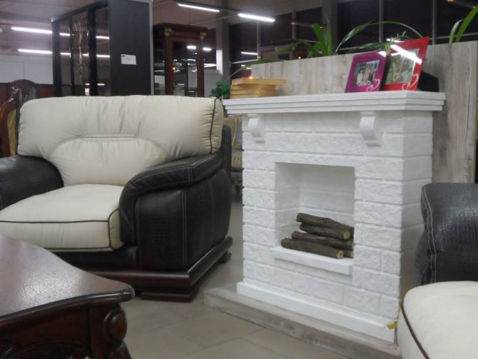 Une fausse cheminée peut avoir une fonction exclusivement décorative.