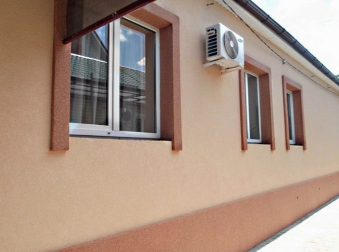 La façade du bâtiment est isolée avec de la mousse