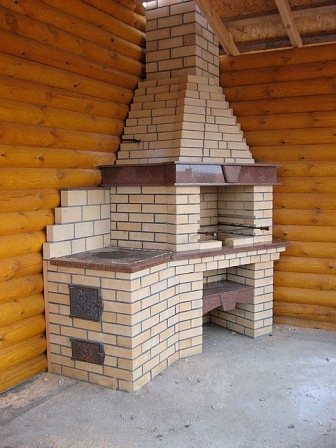 Photo d'un poêle à cheminée avec un barbecue dans une baignoire à partir d'une bûche calibrée.