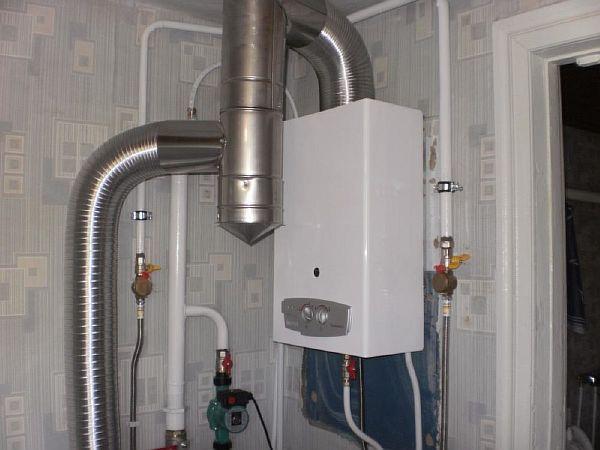 Photo - Raccordement d'une chaudière à gaz murale à une cheminée ondulée