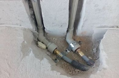 Photo - Raccordement des tuyaux de chauffage par le sol dans une chape