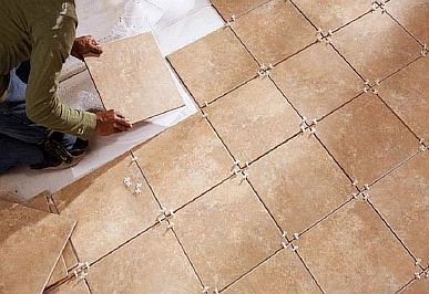 Photo - Pose de carreaux de céramique sur un sol chaud
