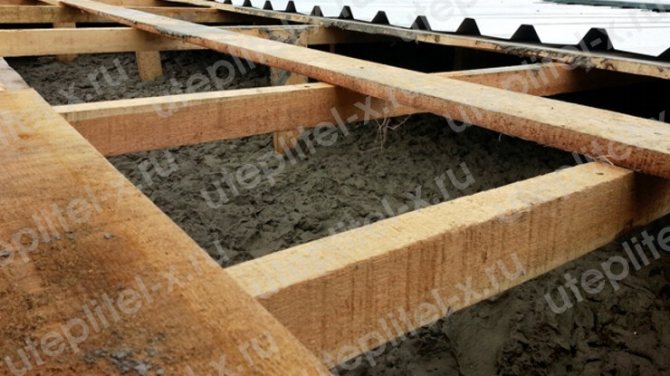 Photo. Isolation du toit du garage avec de l'argile expansée à l'extérieur