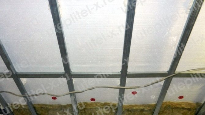 Photo. Isolation du toit du garage avec de la mousse de l'intérieur