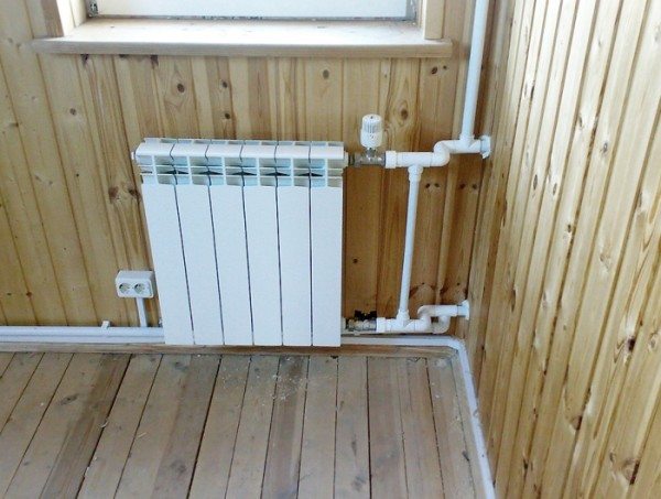 Un fragment d'un système de chauffage moderne pour une maison privée.