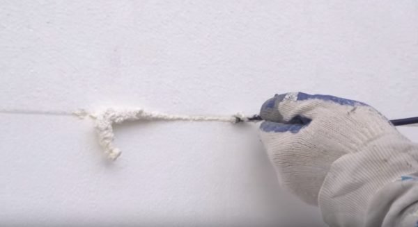 Scellement des coutures avec de la colle polyuréthane.