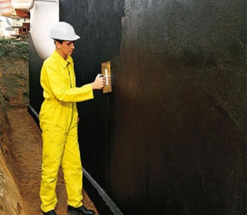 Imperméabilisation de la base avec du mastic bitumineux