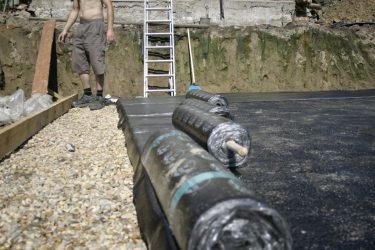 Imperméabilisation à faire soi-même de la fondation avec des matériaux en rouleau