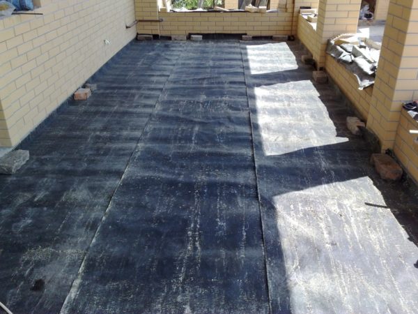 Imperméabilisation du sol avec un matériau en rouleau