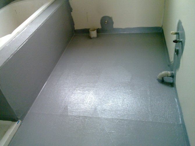 L'imperméabilisation protège non seulement toute la surface du sol, mais également les joints avec les murs autour du périmètre