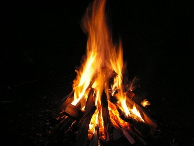 Le bois de chauffage brûle