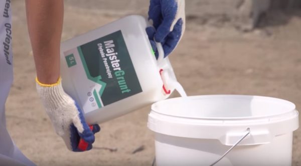 Il est préférable de diluer l'apprêt de la première couche avec de l'eau.