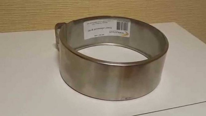 Collier de serrage pour cheminée sandwich