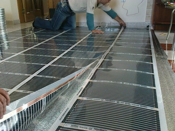 chauffage par le sol infrarouge sous les carreaux, ce qui est mieux