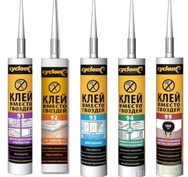 Utilisation de clous liquides de colle pour coller les carreaux de plafond