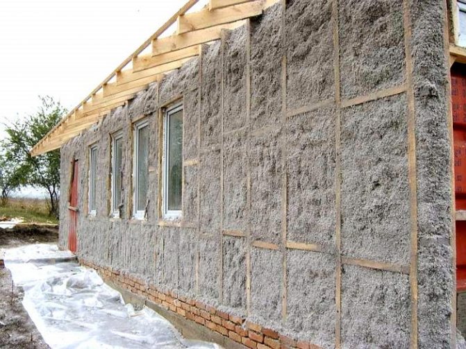 L'image d'ecowool sur le mur de la maison