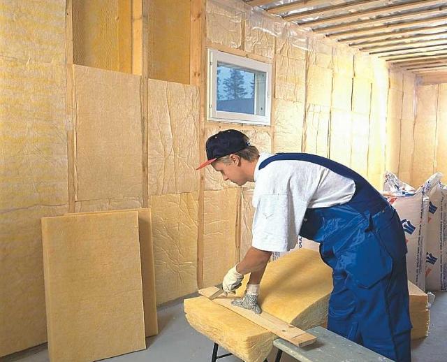 Comment attacher de la laine minérale au mur d'une maison en bois