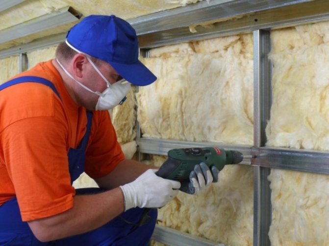 Comment attacher de la laine minérale au mur d'une maison en bois
